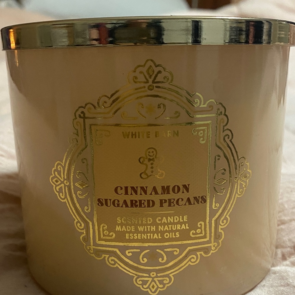 White Barn Cinnamon Sugared Pecans Candle - Gold and Cream